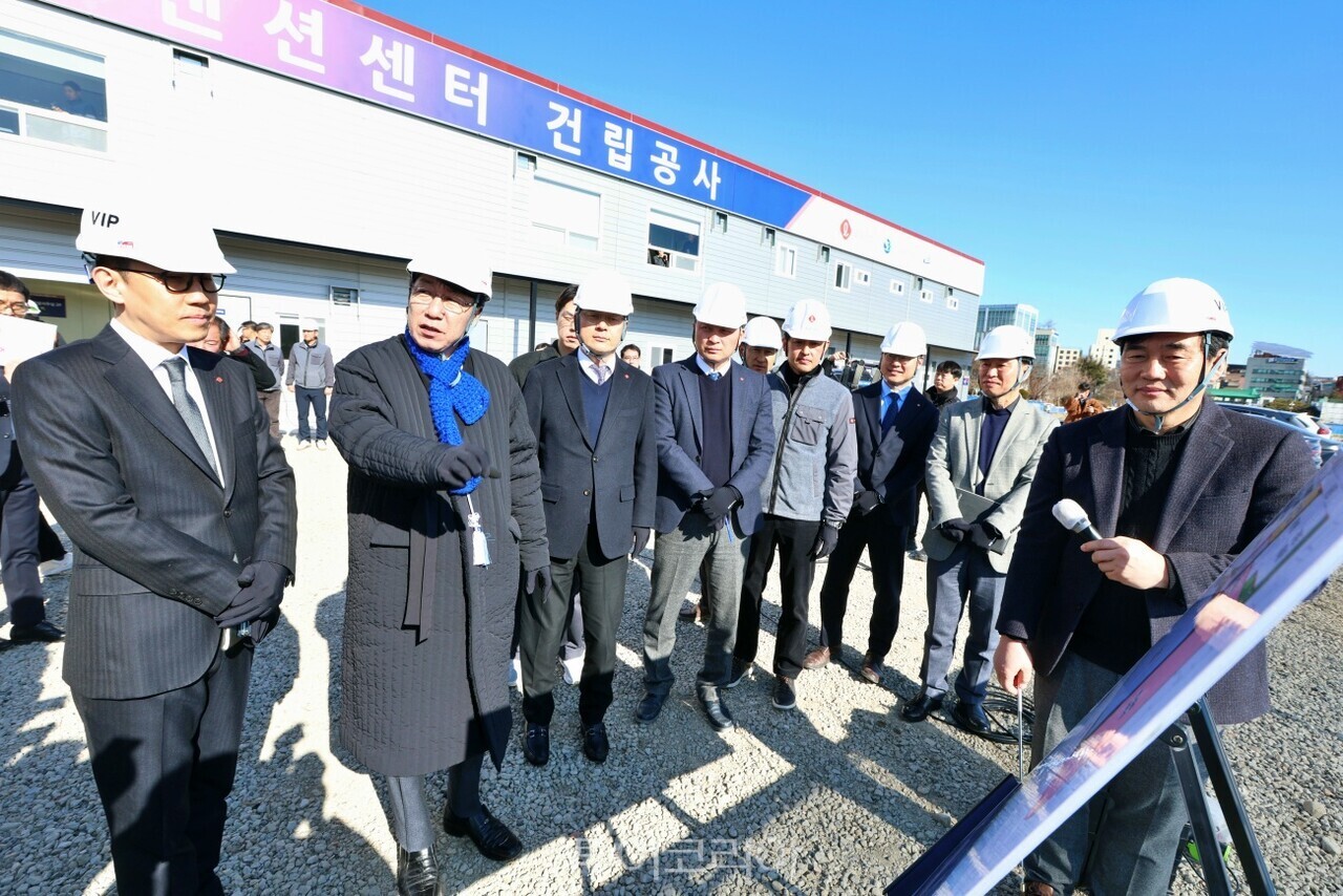 우범기 전주시장은 9일, 옛 전주종합경기장 부지에 조성 중인 전주MICE 복합단지 내 전주컨벤션센터 현장사무소를 방문해 공사 준비 현황과 향후 추진 계획을 보고받고 현장 안전 상태를 직접 점검했다./사진-전주시