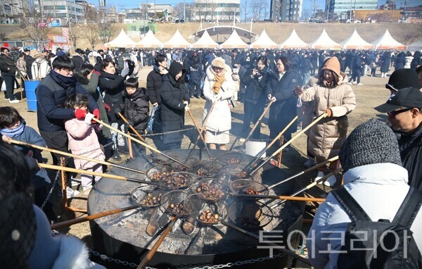 ▲중부권을 대표하는 겨울 축제인 ‘제9회 겨울공주 군밤축제’와 ‘2026 대한민국 밤산업 박람회’개최 모습. /사진-공주시
