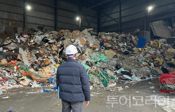 ▲충남도가 수도권 쓰레기 유입 차단을 위해 고강도 대응책을 펴고 있는 가운데, 이번엔 민간 소각 시설에서 위반 사항을 적발했다(단속 모습). /사진-충남도