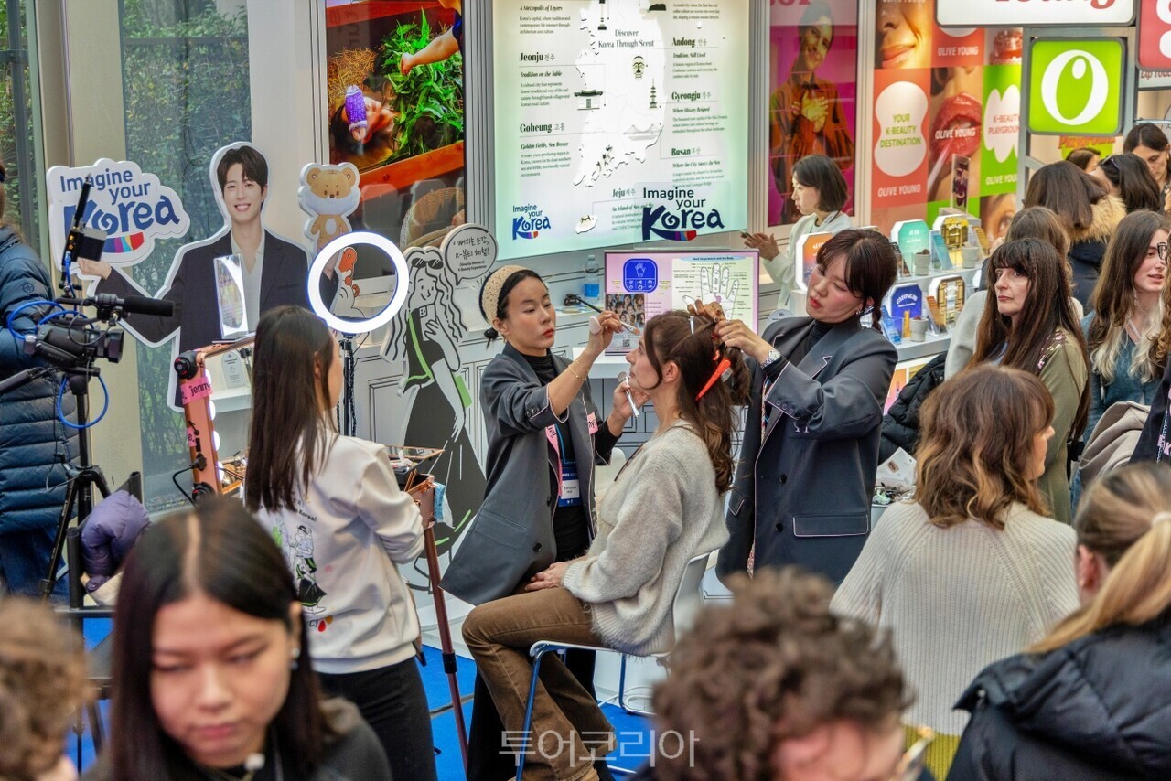 한국관광 포토존에서 기념 촬영 중인 관람객 K-팝 댄스 클래스를 즐기는 어린이들 K-팝 아이들 메이크업 프로그램 체험/사진-한국관광공사