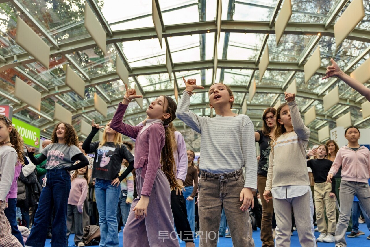   K-팝 댄스 클래스를 즐기는 어린이들 /사진-한국관광공사