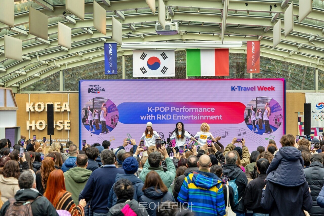 K-팝 댄스 클래스를 체험 중인 관람객들/사진-한국관광공사