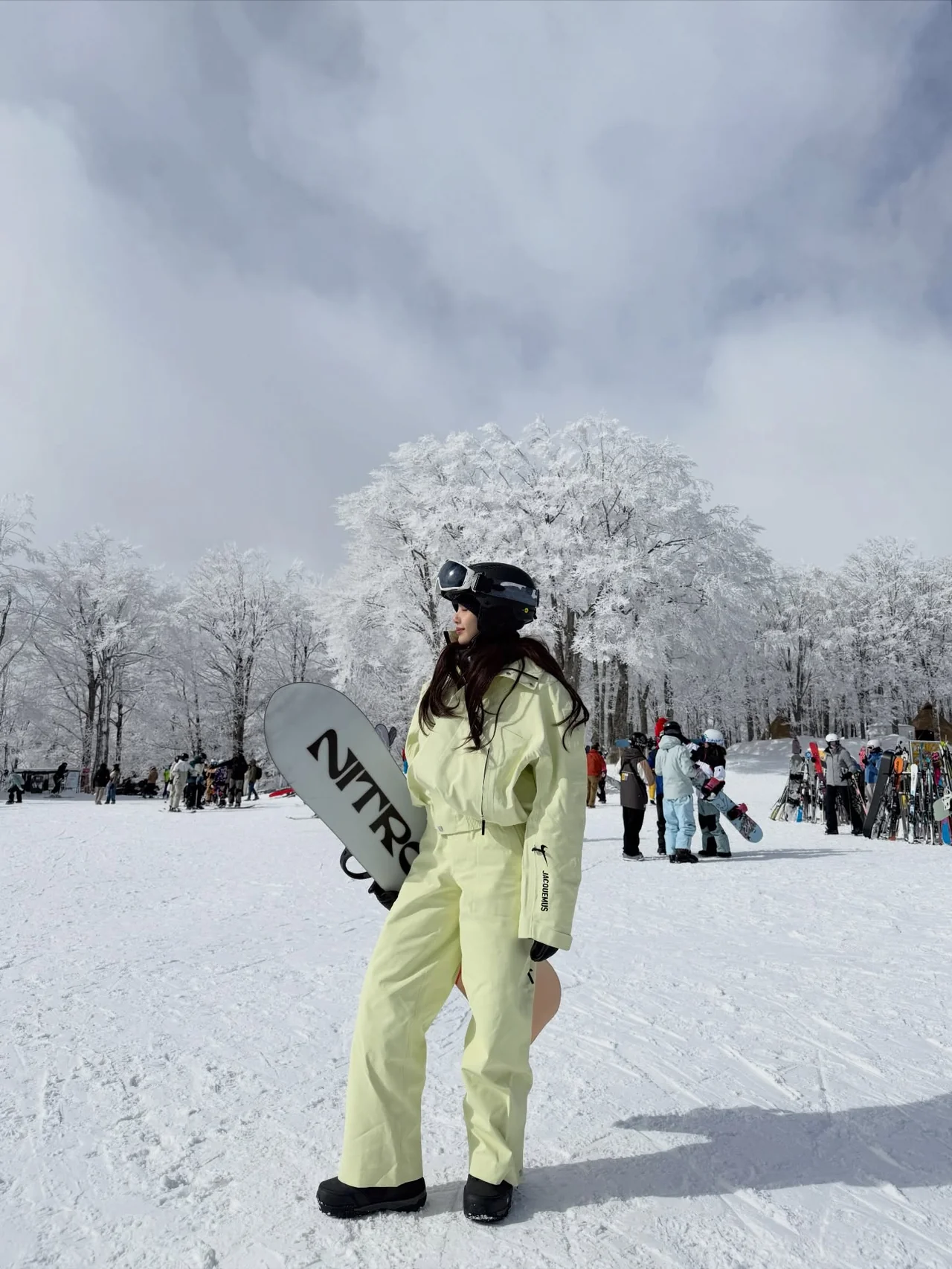 자크뮈스 스키웨어 | 기능성과 하이엔드 감성을 결합한 럭셔리 보드 룩의 정점 /사진=리사 인스타그램