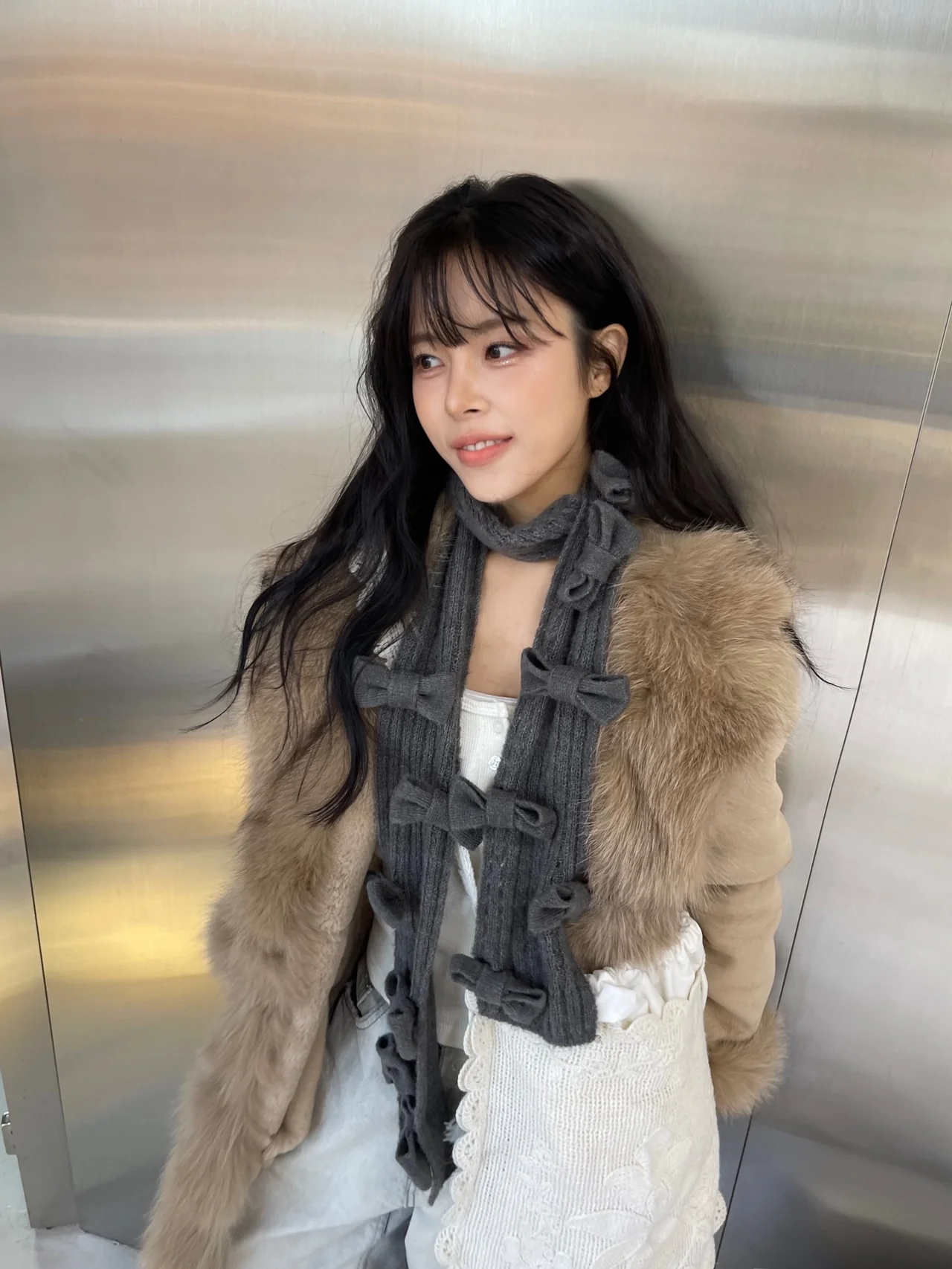 리본 니트 스카프 | 줄지어 늘어선 리본 장식으로 완성한 겨울철 신개념 '넥 포인트' 스타일링 /사진=민도희 인스타그램