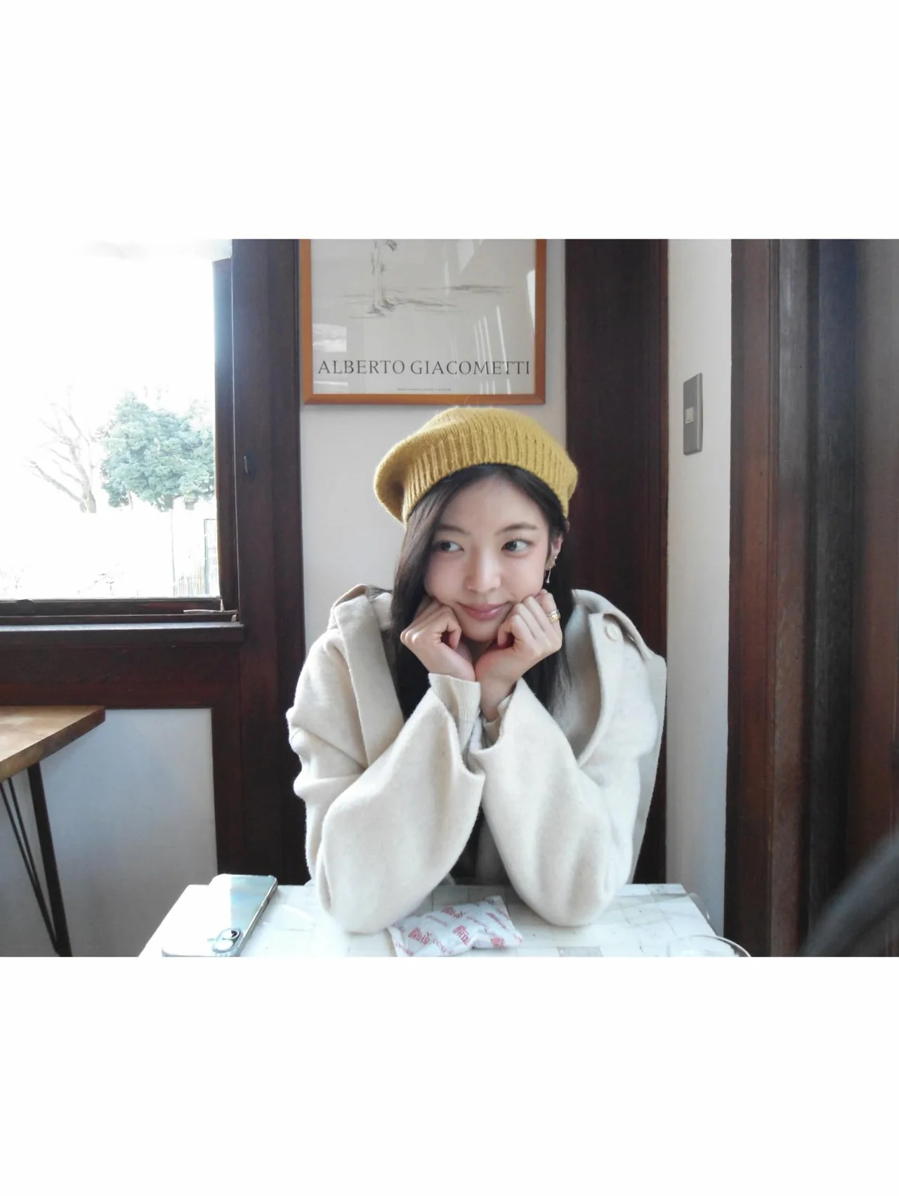 후드 코트, 블랙 토트백 | 여유로운 핏과 내추럴한 포즈가 만드는 완벽한 조화 /사진=있지 리아 인스타그램