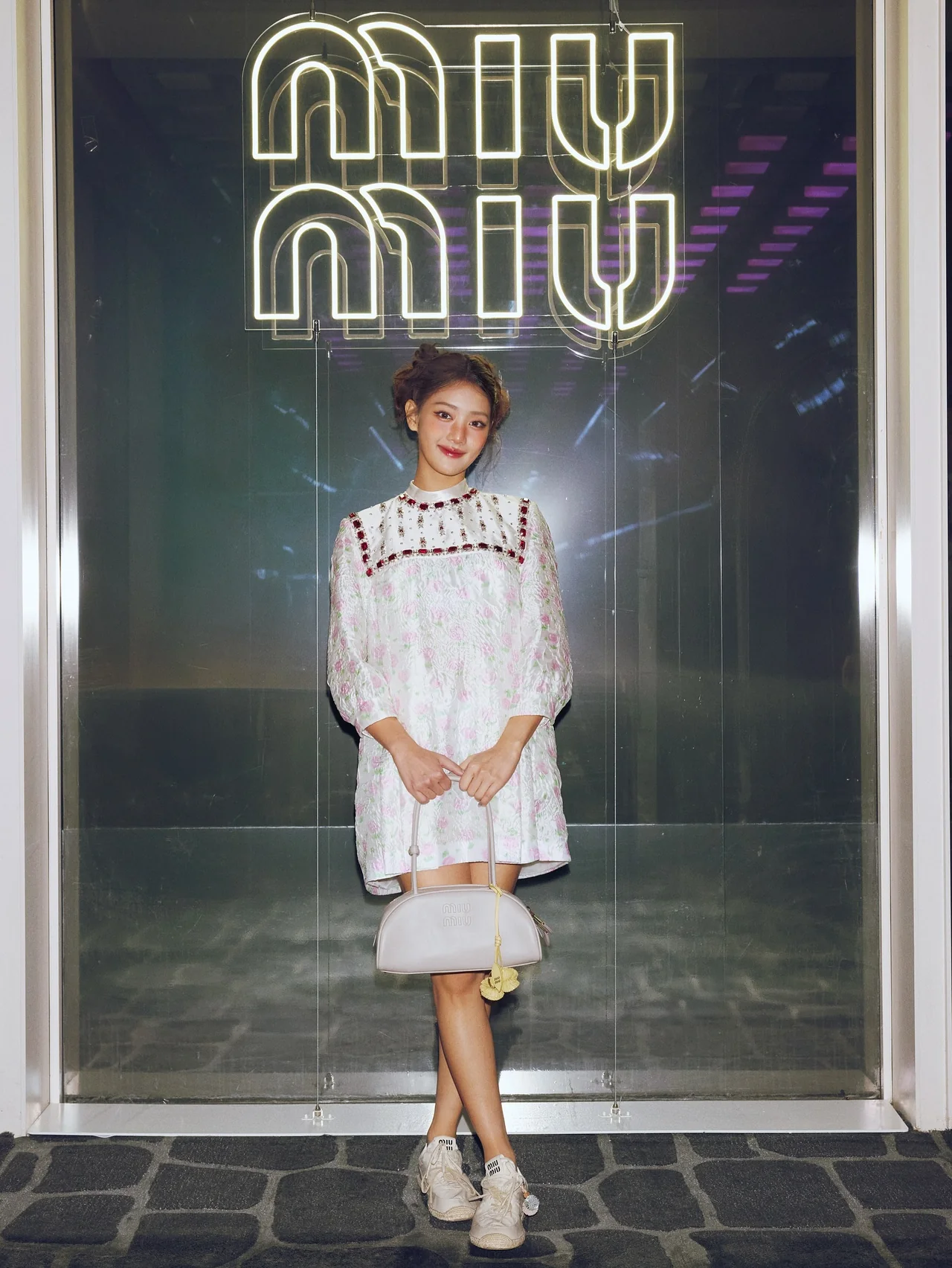 자카드 플라워 드레스 | 화이트와 핑크가 조화로운 자카드 소재에 레드 젬스톤으로 화려함을 더한 룩 /사진=민니 인스타그램