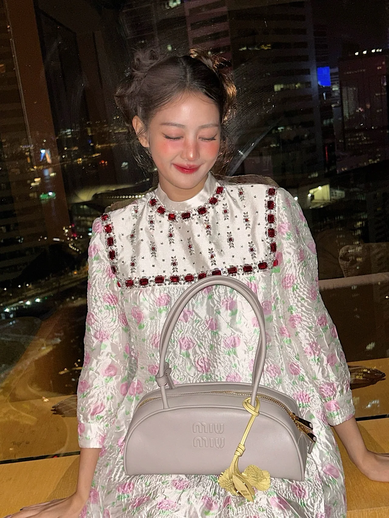 힙한 미식가 | 젓가락 하나도 패션 아이템으로 만드는 민니 특유의 감각적인 포징 /사진=민니 인스타그램