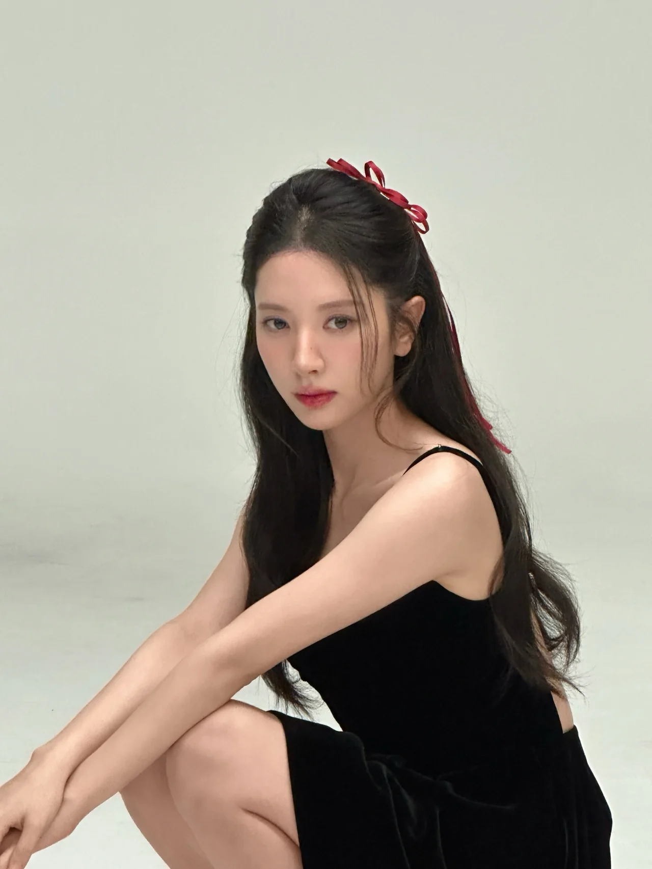 블랙 미니 드레스 & 플랫폼 힐 | 완벽한 비율과 직각 어깨 라인이 돋보이는 올 블랙 스타일링 /사진=김지연 인스타그램