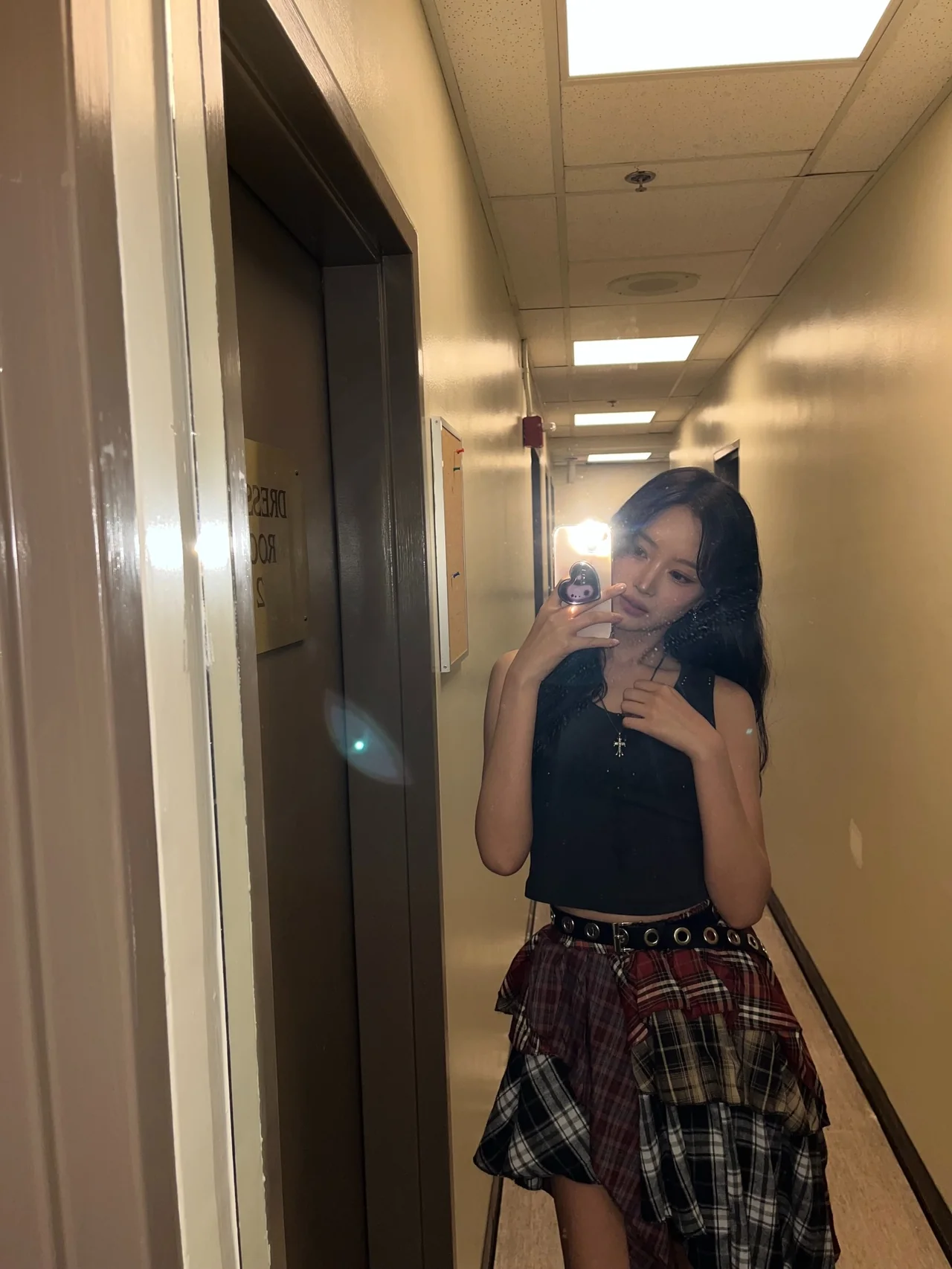 비대칭 플리츠 룩 | 몽환적인 눈빛과 체커보드 패턴이 만들어낸 고혹적인 무드 /사진=하이키 인스타그램