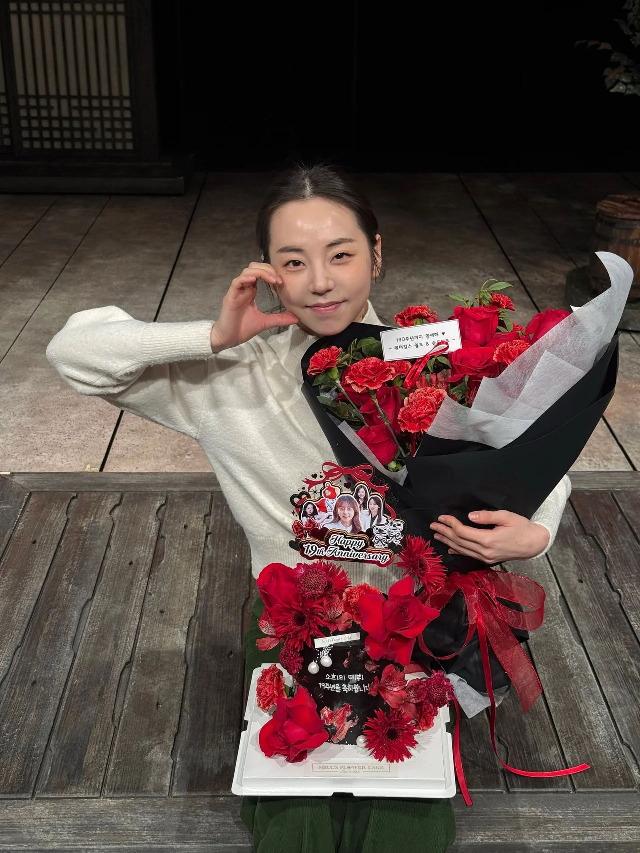 안소희 데뷔 19주년 | 붉은 장미보다 더 붉게 피어난 배우 안소희의 진심 /사진=안소희 인스타그램