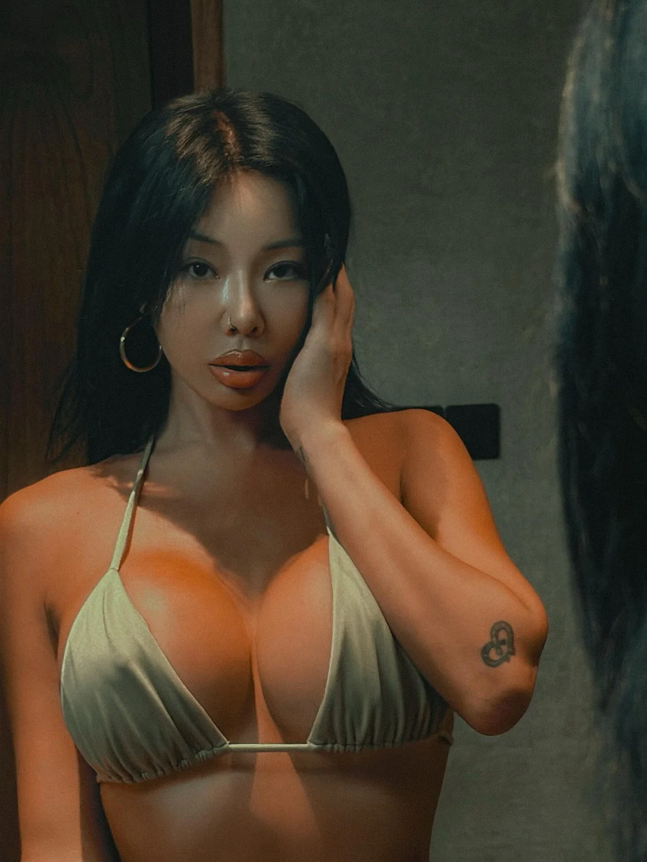 거울 셀카 | 시선을 압도하는 비주얼과 메이크업, 타투 디테일의 완벽한 밸런스 /사진=제시 인스타그램