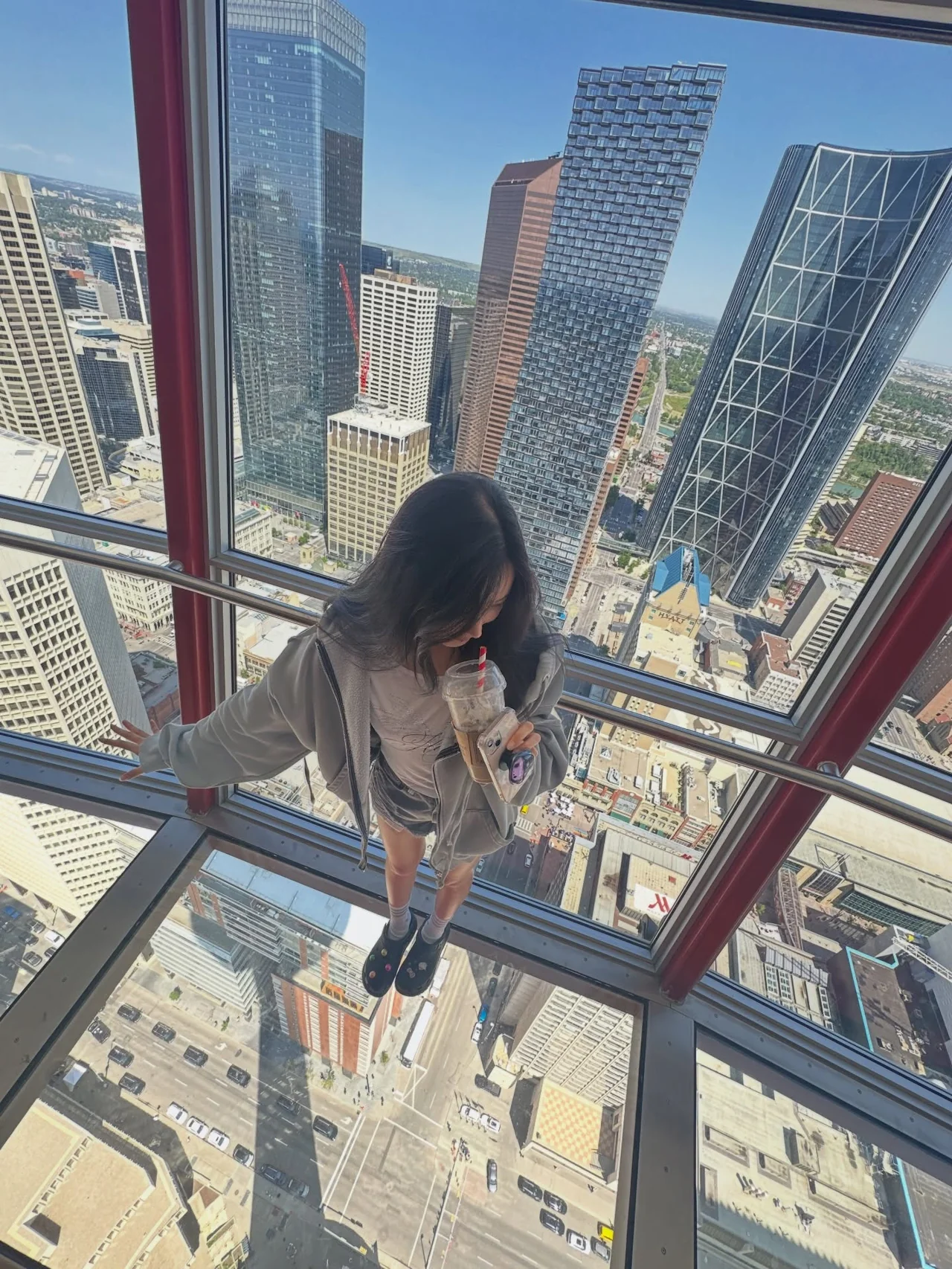 오버사이즈 후디 & 쇼츠 | 마천루를 압도하는 서이의 이기적인 비율과 힙한 스트릿 룩 /사진=하이키 인스타그램