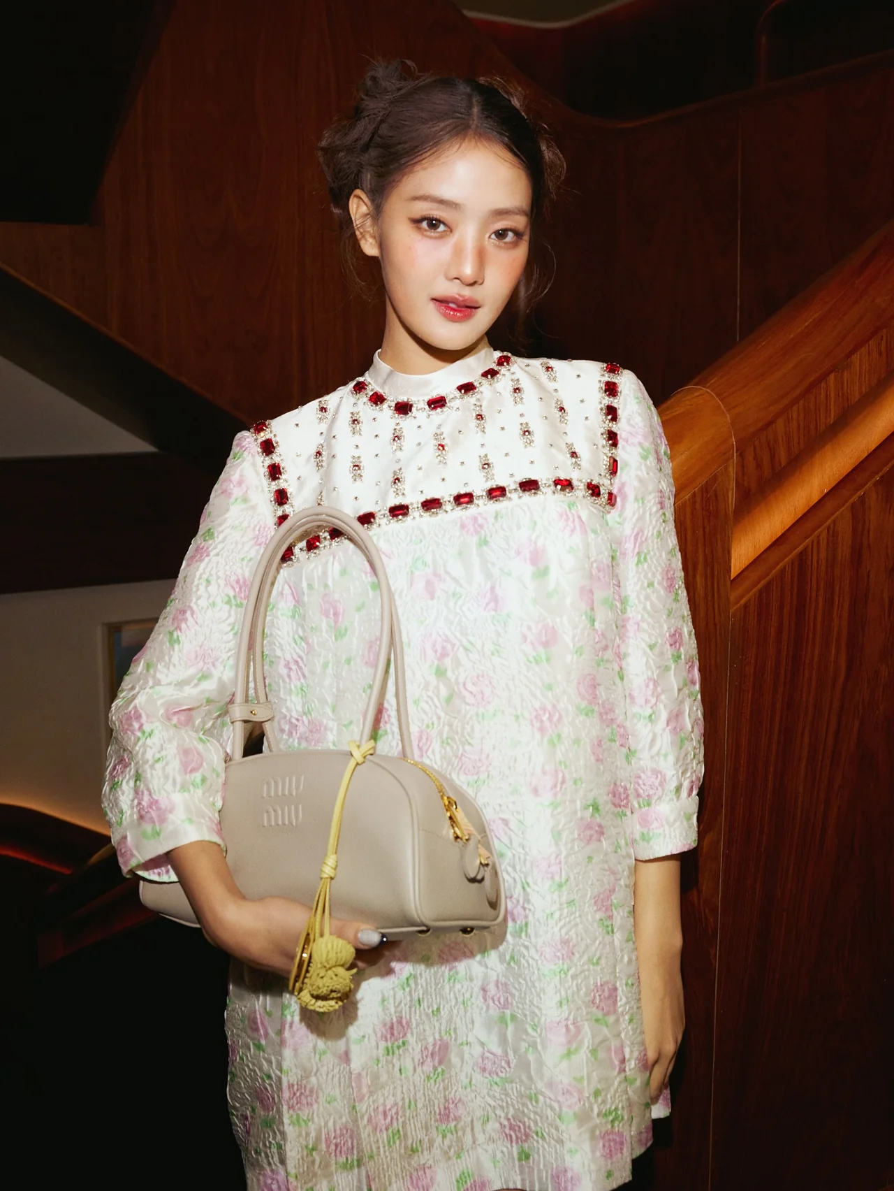 아르카디 가죽 백 | 클래식한 그레이 컬러 백에 위트 있는 옐로 키링으로 포인트를 준 액세서리 매치 /사진=민니 인스타그램