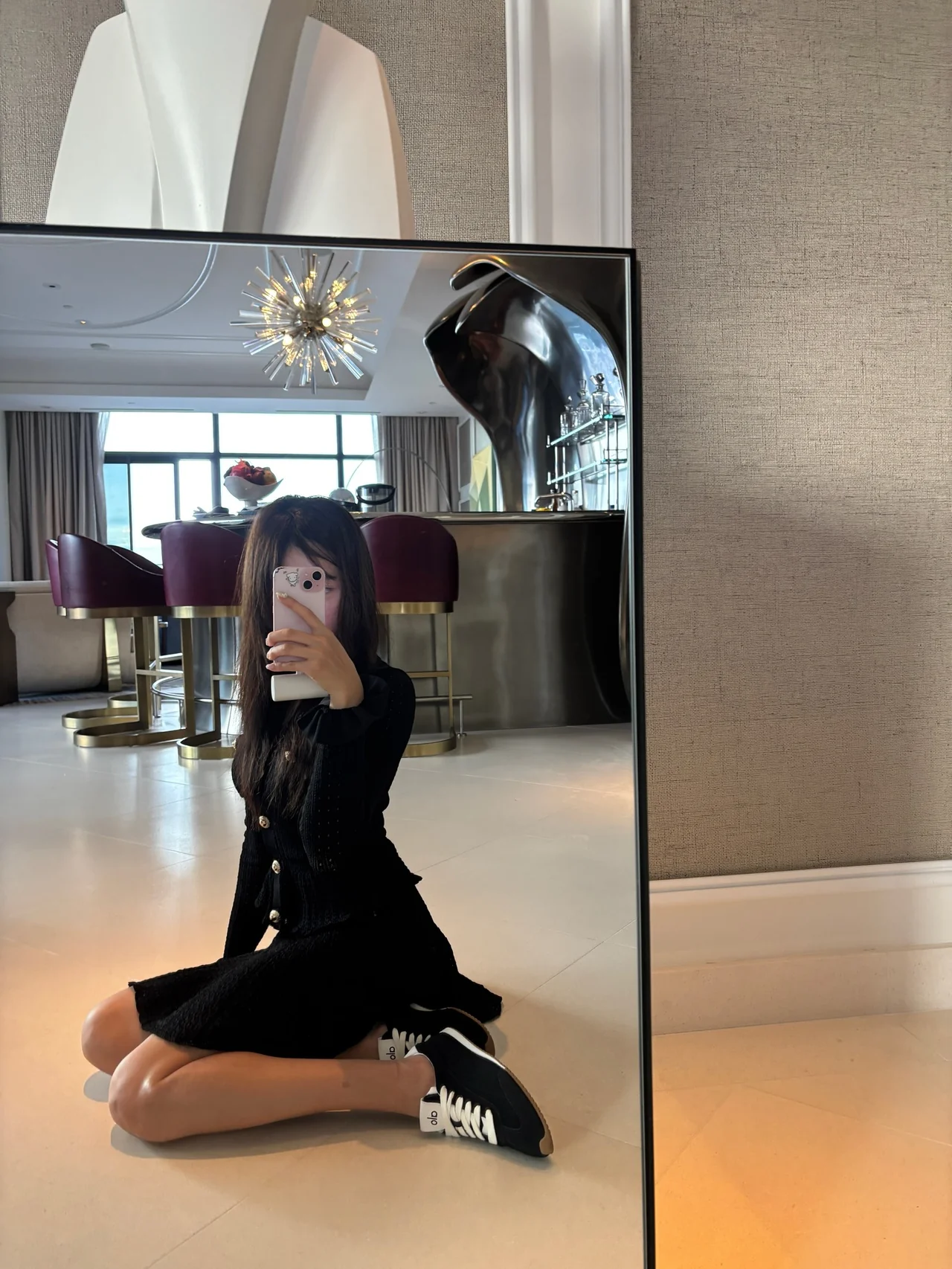 올블랙 셋업 | 엔티크한 거울 속 비친 클래식한 무드의 정점 /사진=천이슬 인스타그램