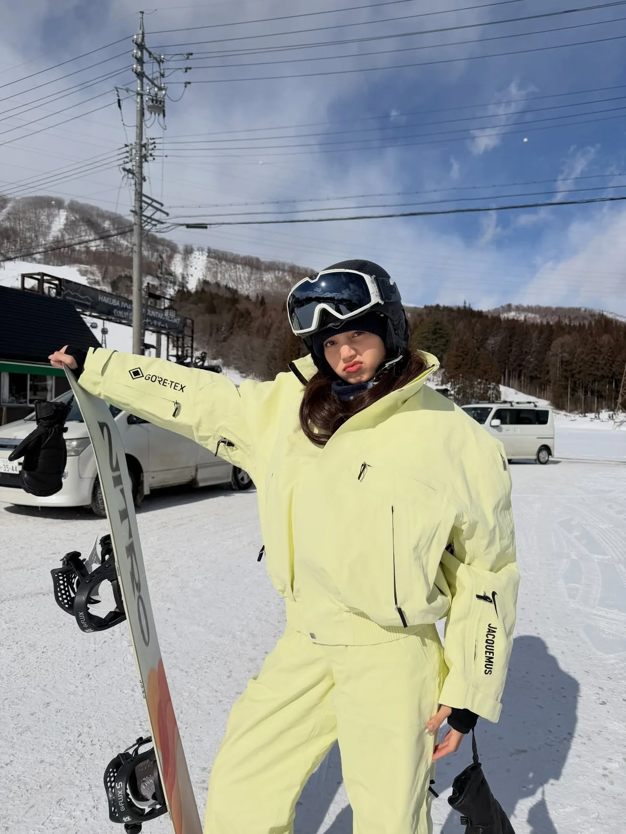 블랙 서스펜더 | 투박한 스노우 기어에 리듬감을 더하는 스트릿 디테일 /사진=리사 인스타그램
