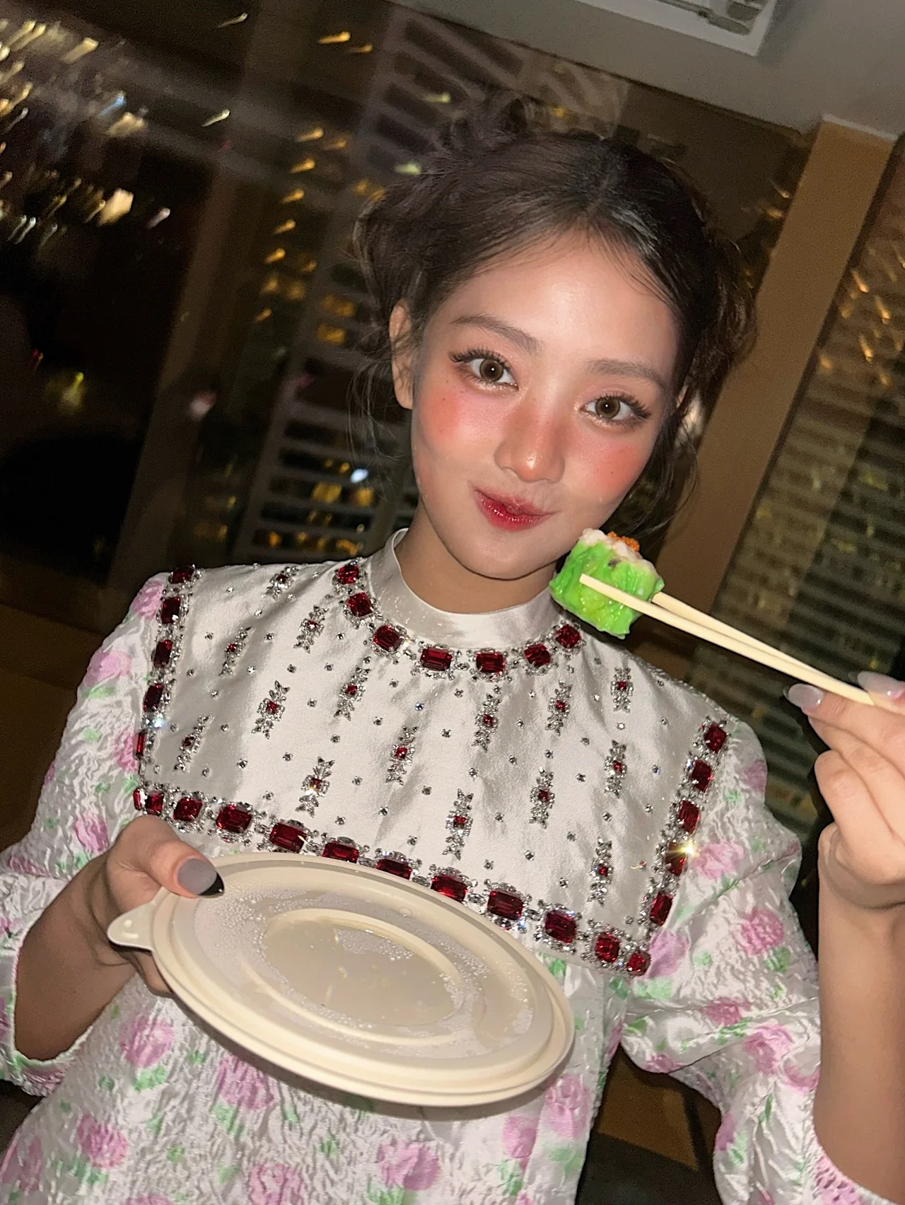 딤섬 모먼트 | 야경을 배경으로 한 나른한 분위기와 러블리한 복숭아빛 메이크업의 조화 /사진=민니 인스타그램