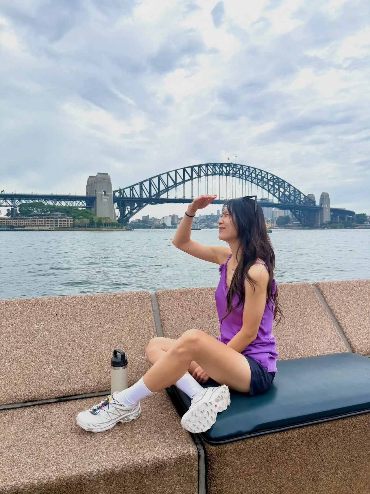 퍼플 슬리브리스 | 시드니의 랜드마크를 압도하는 강렬한 컬러 포인트 /사진=프로골퍼 김하늘 인스타그램