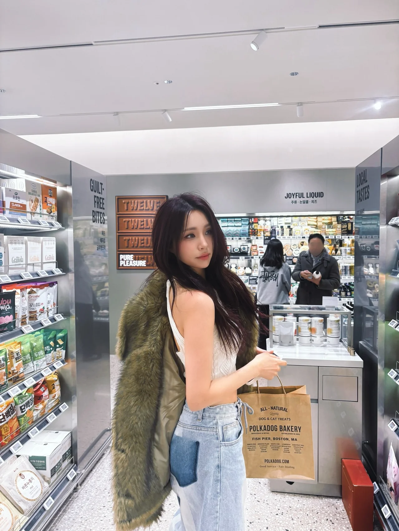 배색 패치 데님 팬츠 | 뒤태까지 놓치지 않는 위트 있는 디테일 플레이 /사진=이효림 인스타그램