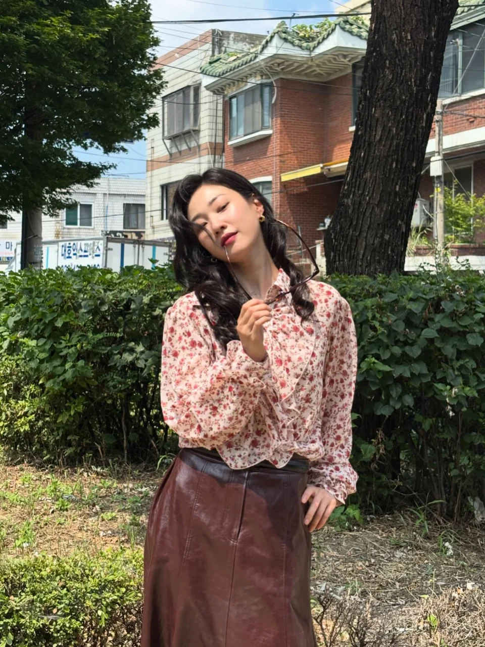 플로럴 프릴 블라우스 | 얼굴 위로 꽃비가 내린 듯 화사함을 극대화한 로맨틱 룩 /사진=하윤경 인스타그램
