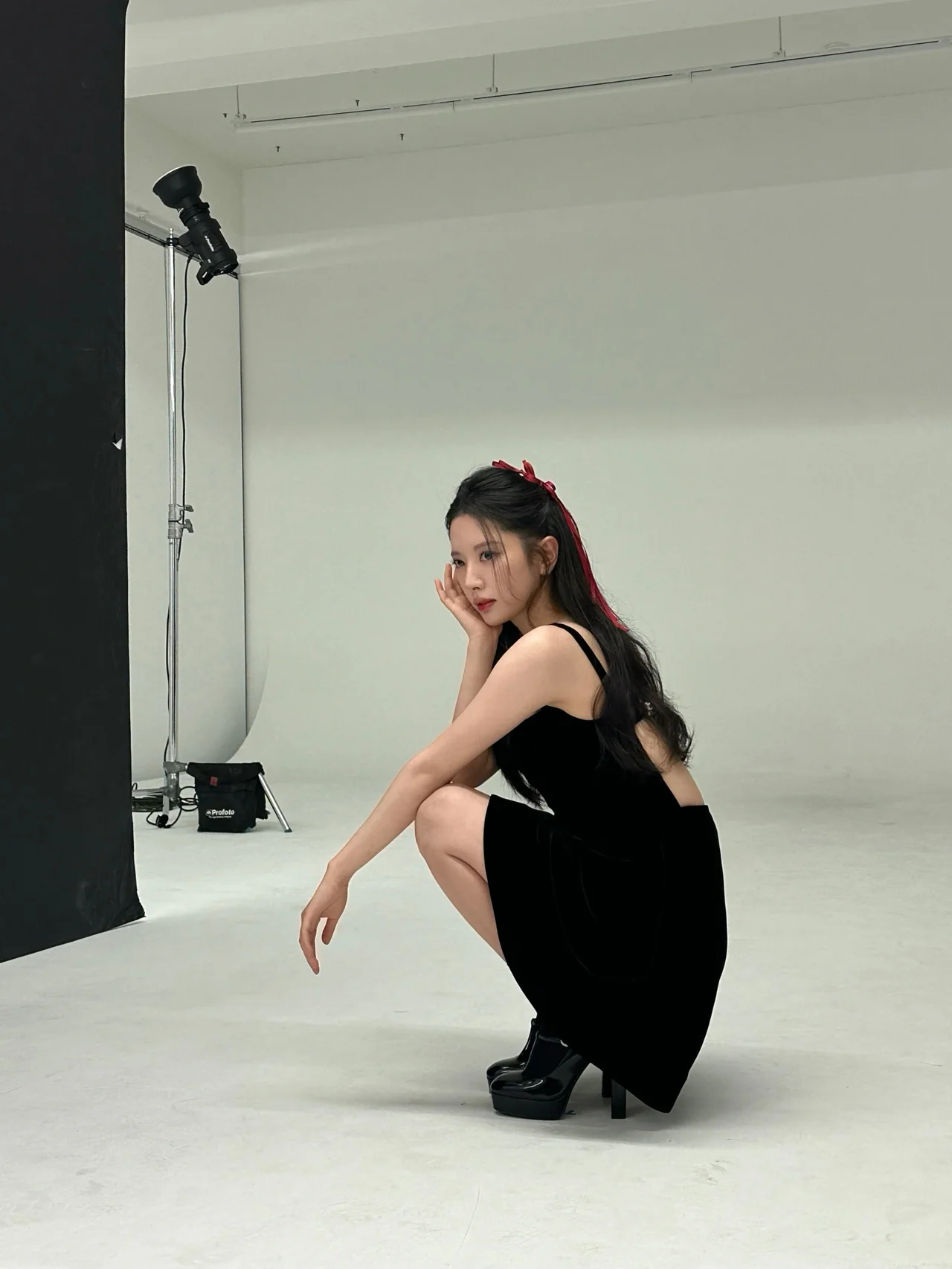 벨벳 텍스처 룩 | 스튜디오 비하인드에서도 빛나는 무결점 미모와 몽환적인 분위기 /사진=김지연 인스타그램