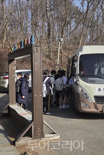 통학지원차량 임차운영비 지원으로 학생들이 보다 편안하게 학교 통학버스를 이용하고 있는 모습
