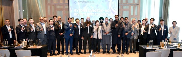 두바이에서 진행된 투자유치설명회에서 참석자들이 기념촬영을 하고 있다./사진-경북도