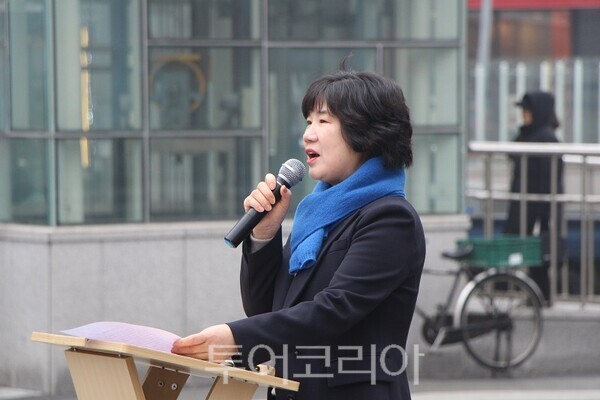 강남규 전 서구의원이 11일 오전 검단사거리 소광장에서 개최한 검단구의 초대 구청장 선거 출마 선언에서 검단시민 심영금 대표가 지지선언을 하고 있다. 2026.02.11. / 투어코리아 이창호 기자