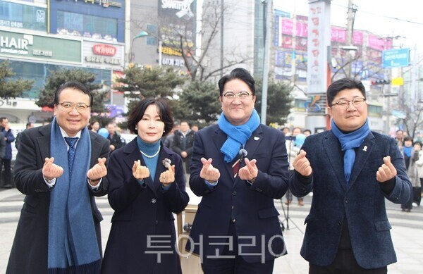 강남규 전 서구의원이 11일 오전 검단사거리 소광장에서 기자회견을 열고 2026년 새롭게 출범하는 검단구의 초대 구청장 선거 출마 선언을 마치고 지지자들과 기념촬영을 하고 있다. 2026.02.11. / 투어코리아 이창호 기자