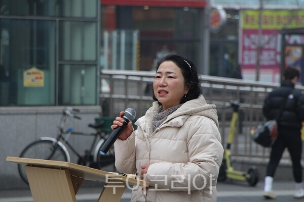 강남규 전 서구의원이 11일 오전 검단사거리 소광장에서 개최한 검단구의 초대 구청장 선거 출마 선언에서 자영업자 최점순씨가 지지선언을 하고 있다. 2026.02.11. / 투어코리아 이창호 기자