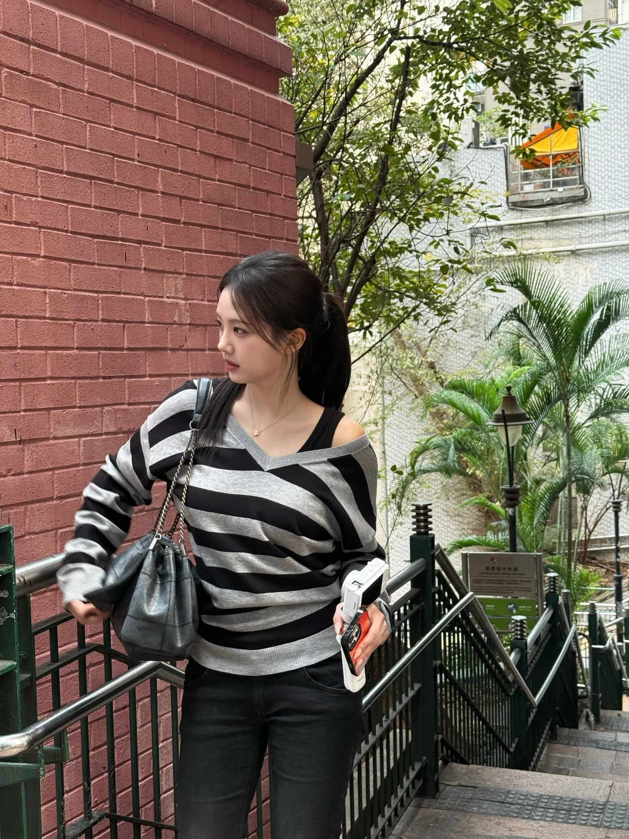 여행자 스타일 | 카메라 하나 들고 홍콩 골목을 누비는 자유로운 영혼의 조각 /사진=이재시 인스타그램