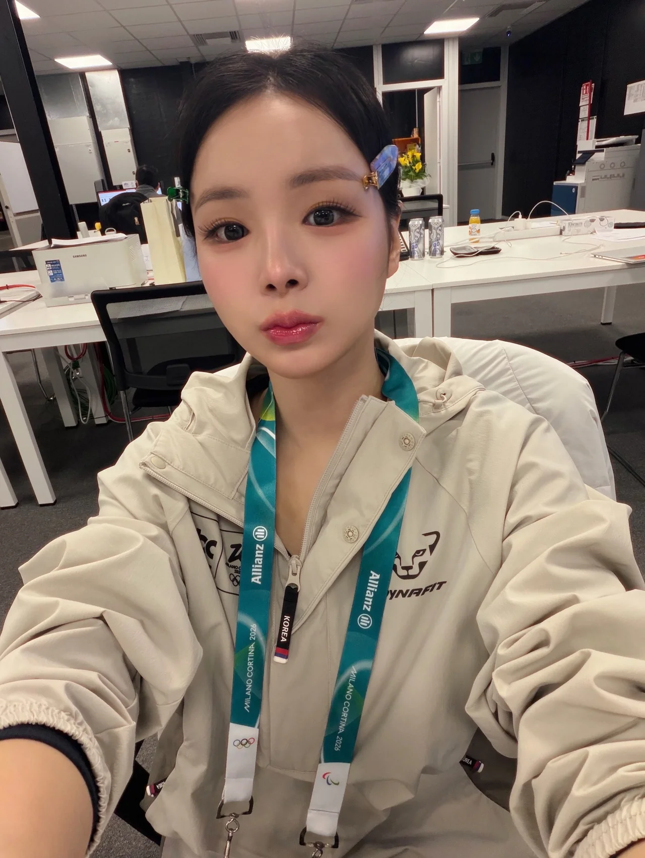 임은수가 밀라노 현장에서 셀카를 찍으며 미소 짓고 있다 | 은반 위를 넘어 일상도 화보가 되는 '요정'의 정석 /사진=임은수 인스타그램