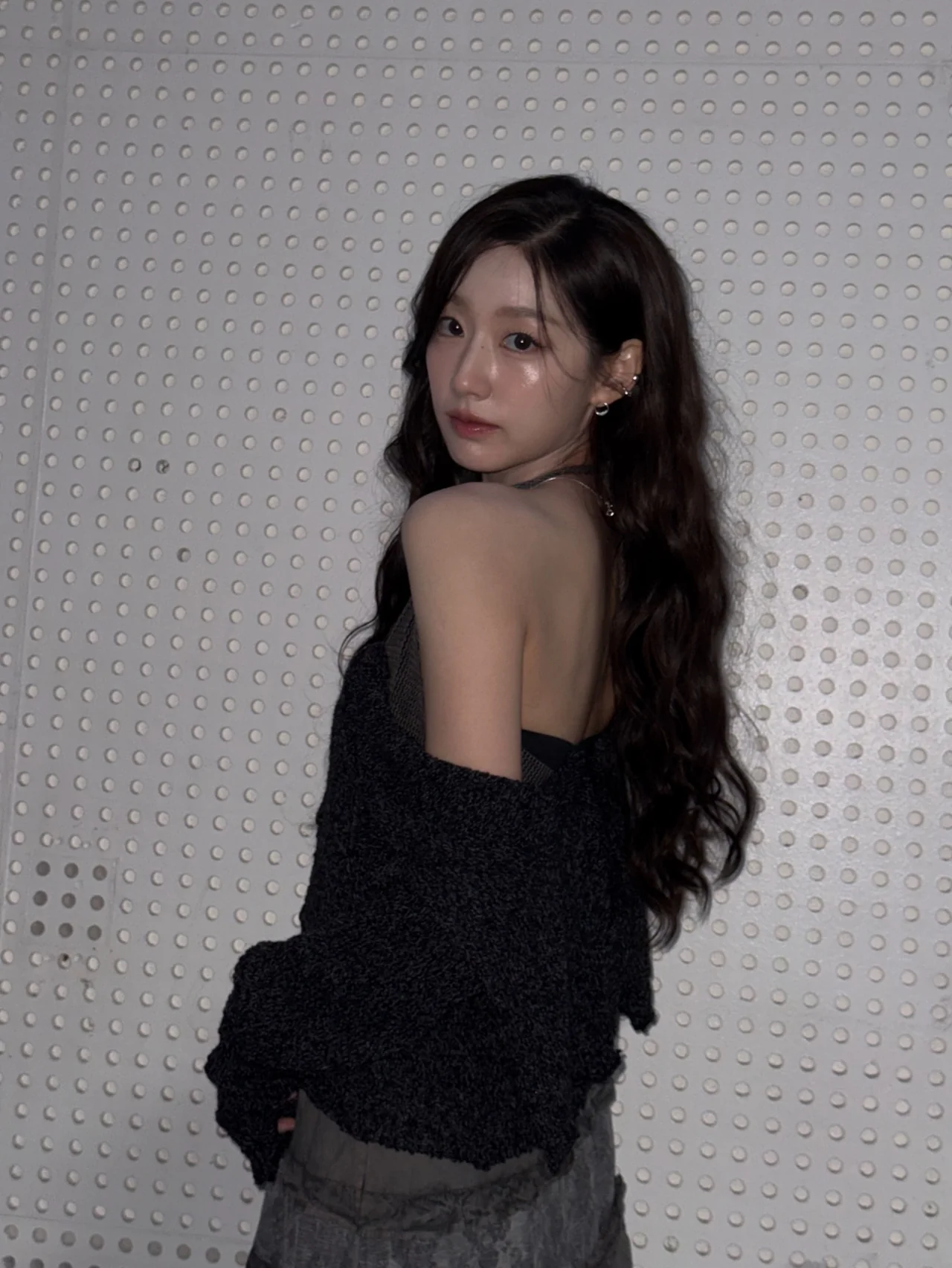 그런지 룩의 정석 | 빈티지한 스커트와 니트의 조합으로 완성한 독보적인 분위기 /사진=정예인 인스타그램