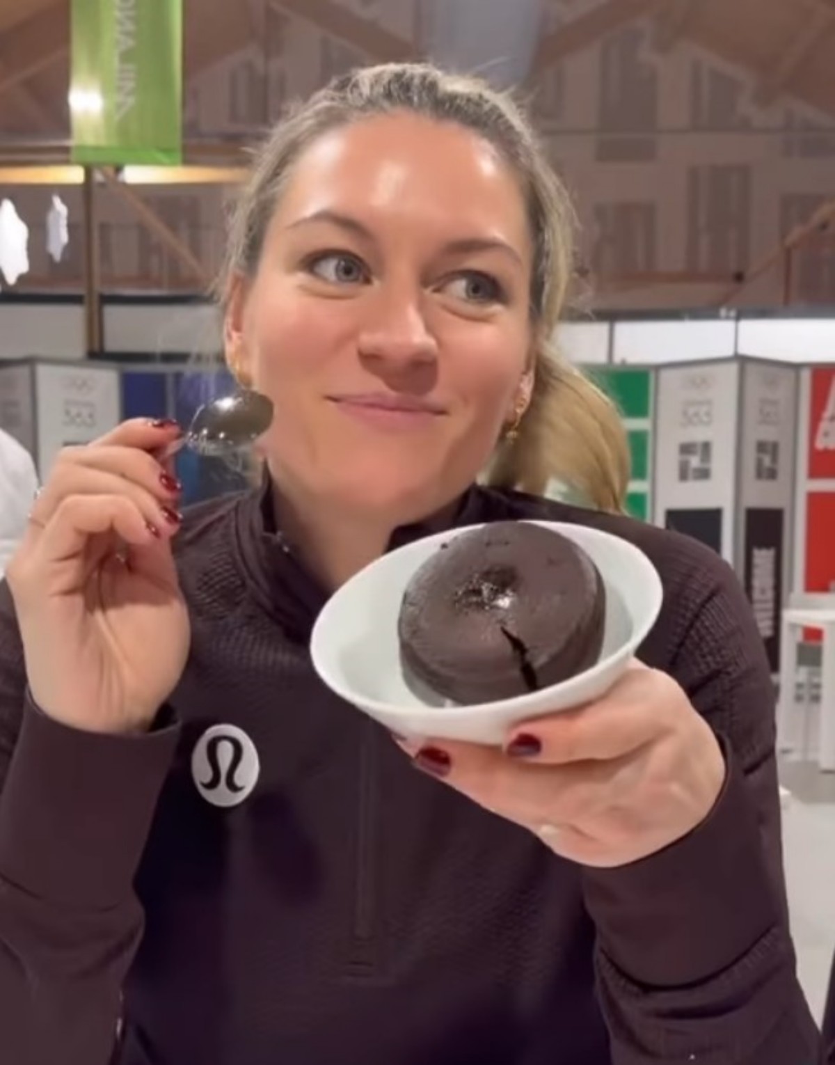 나탈리 스푸너가 초콜릿 라바 케이크를 들고 있다. / 오프사이드 인스타그램