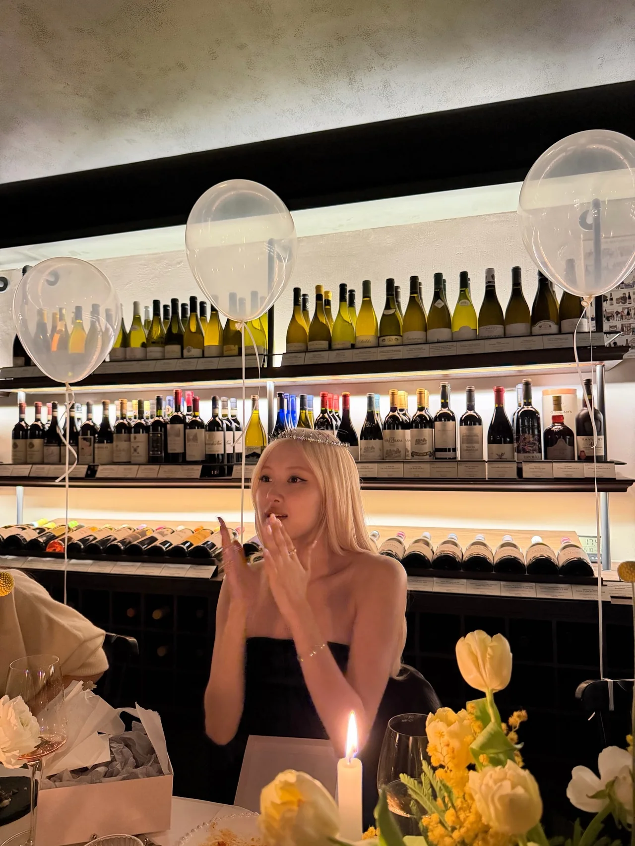 화이트 벌룬 & 샴페인 파티 | 로맨틱한 분위기 속에서 더 빛나는 로제의 생일 파티 모먼트 /사진=로제 인스타그램