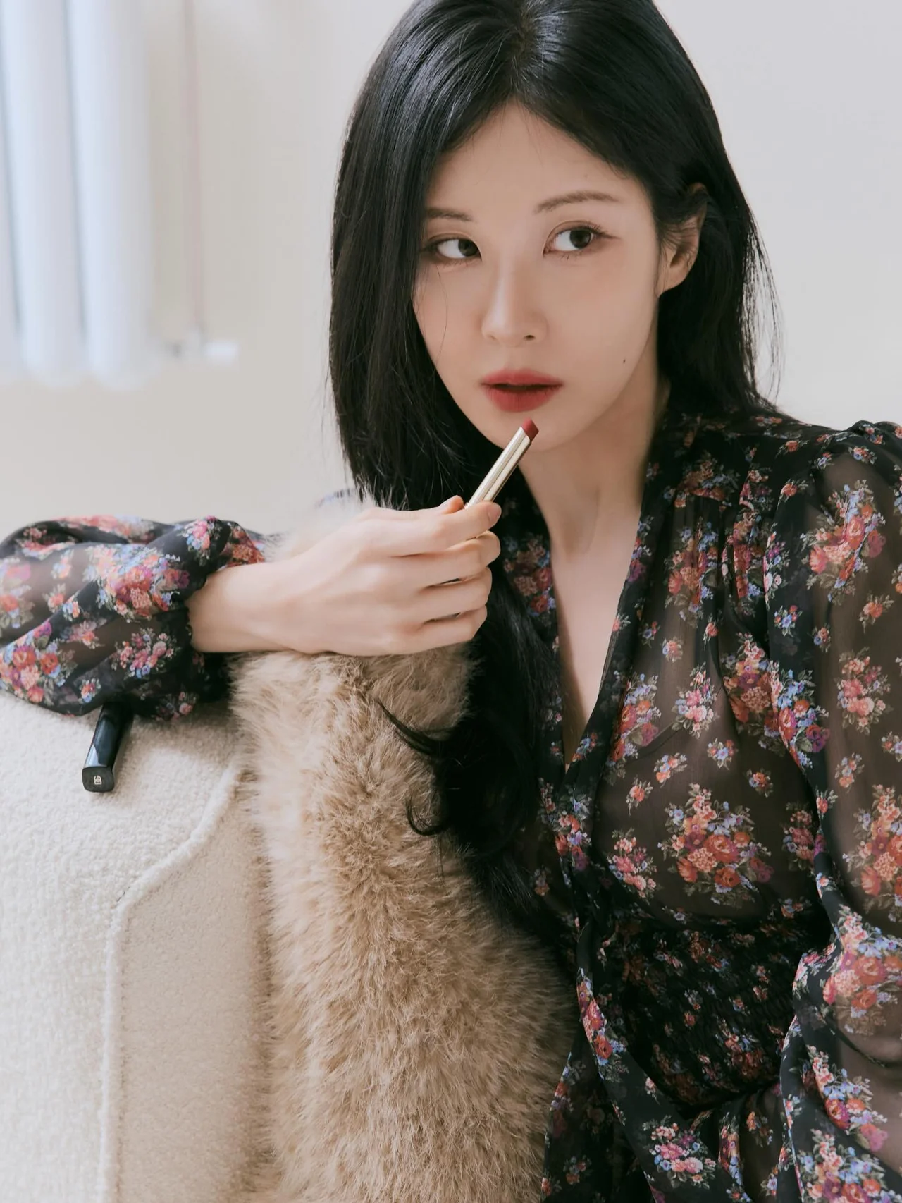 플로럴 시스루 원피스 & 레드 립 | 치명적인 레드 립으로 완성한 밸런타인 무드의 정석 /사진=서현 인스타그램