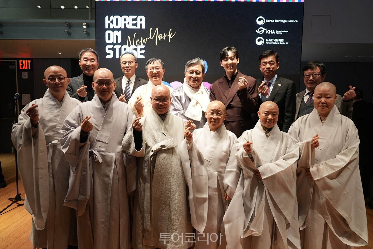 11일 오후(현지 시간) 미국 뉴욕한국문화원에서 개최된 ‘코리아 온 스테이지 인 뉴욕’에서 사찰음식을 시연하기 위해 참석한 스님들이 개막식에 참석해 허민 국가유산청장(뒷줄 가운데)과 기념촬영을 하고 있다. /사진-국가유산청