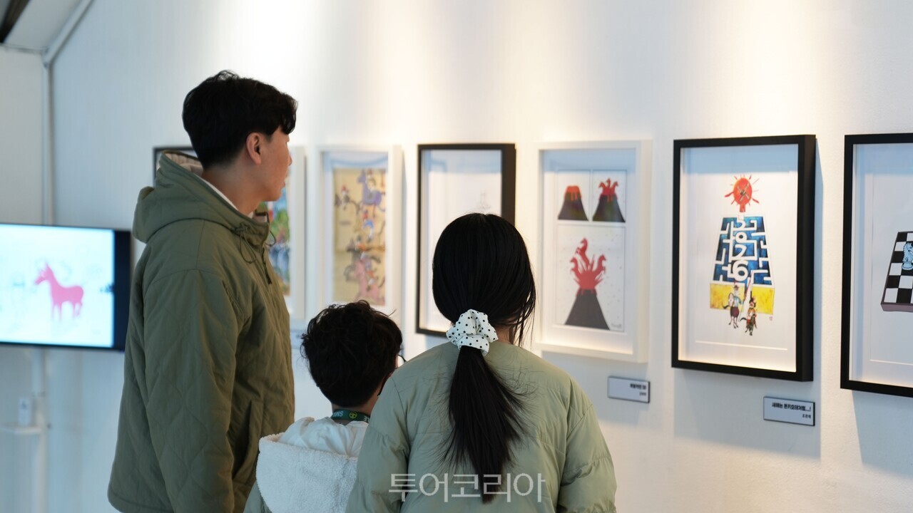 한국만화박물관 신년카툰전 관람객 모습/사진- 한국만화박물관