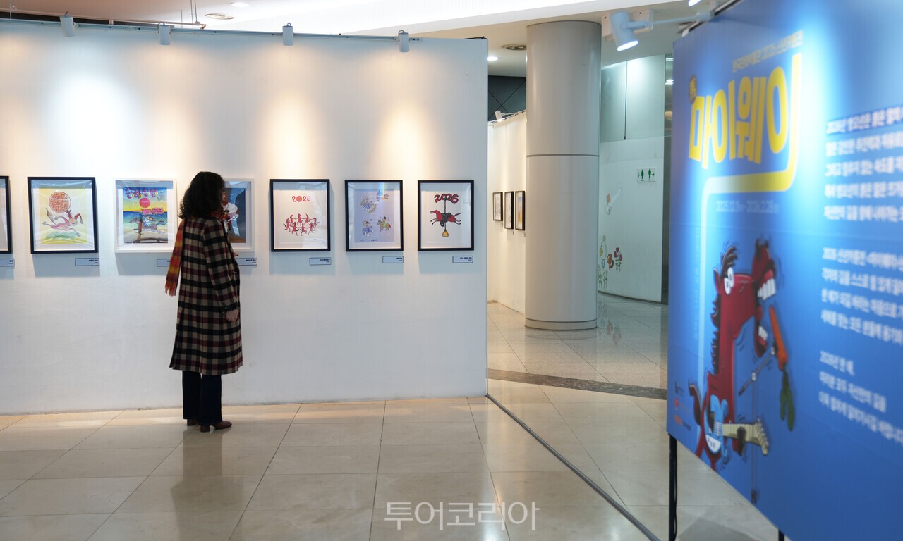 한국만화박물관 신년카툰전 관람객 모습/사진- 한국만화박물관