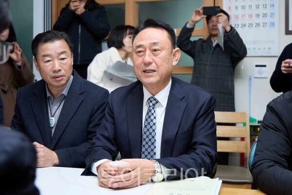 김성환 기후부장관에게 건의하는 이충우 여주시장/투어코리아뉴스 정명달 기자