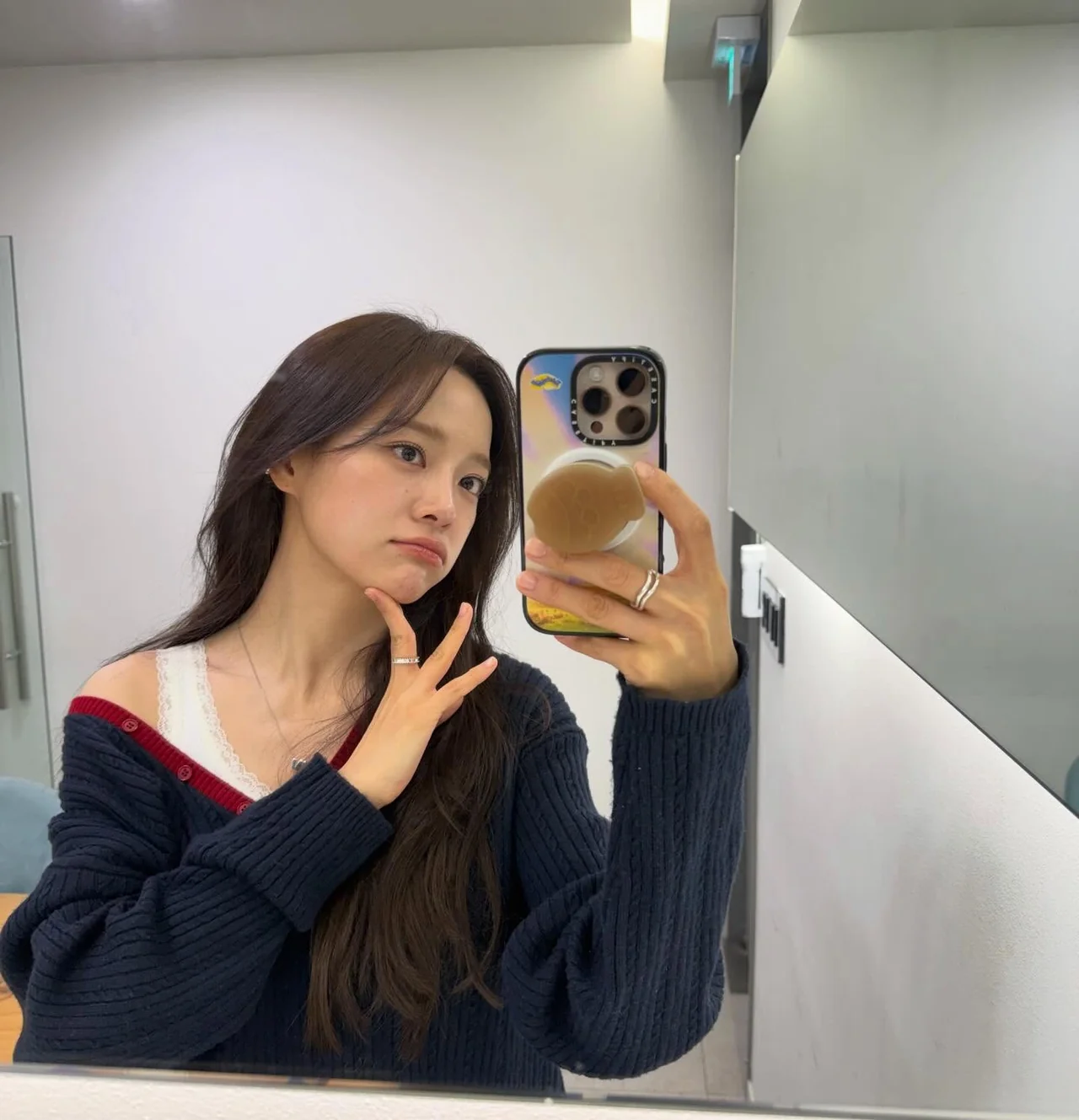 밸런타인 무드 | 레드 포인트와 하트 오브제로 극대화한 러블리 감성 /사진=김세정 인스타그램