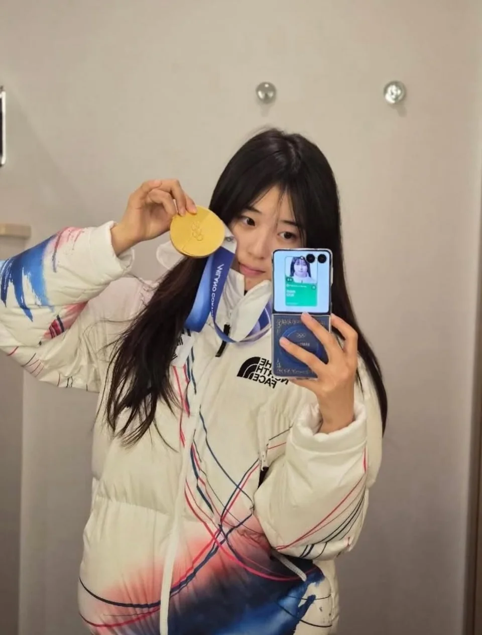 최가온이 올림픽 금메달을 들고 거울 셀카를 찍는 모습 | 꿈을 현실로 바꾼 챔피언의 찬란한 기록 /사진=최가온 인스타그램