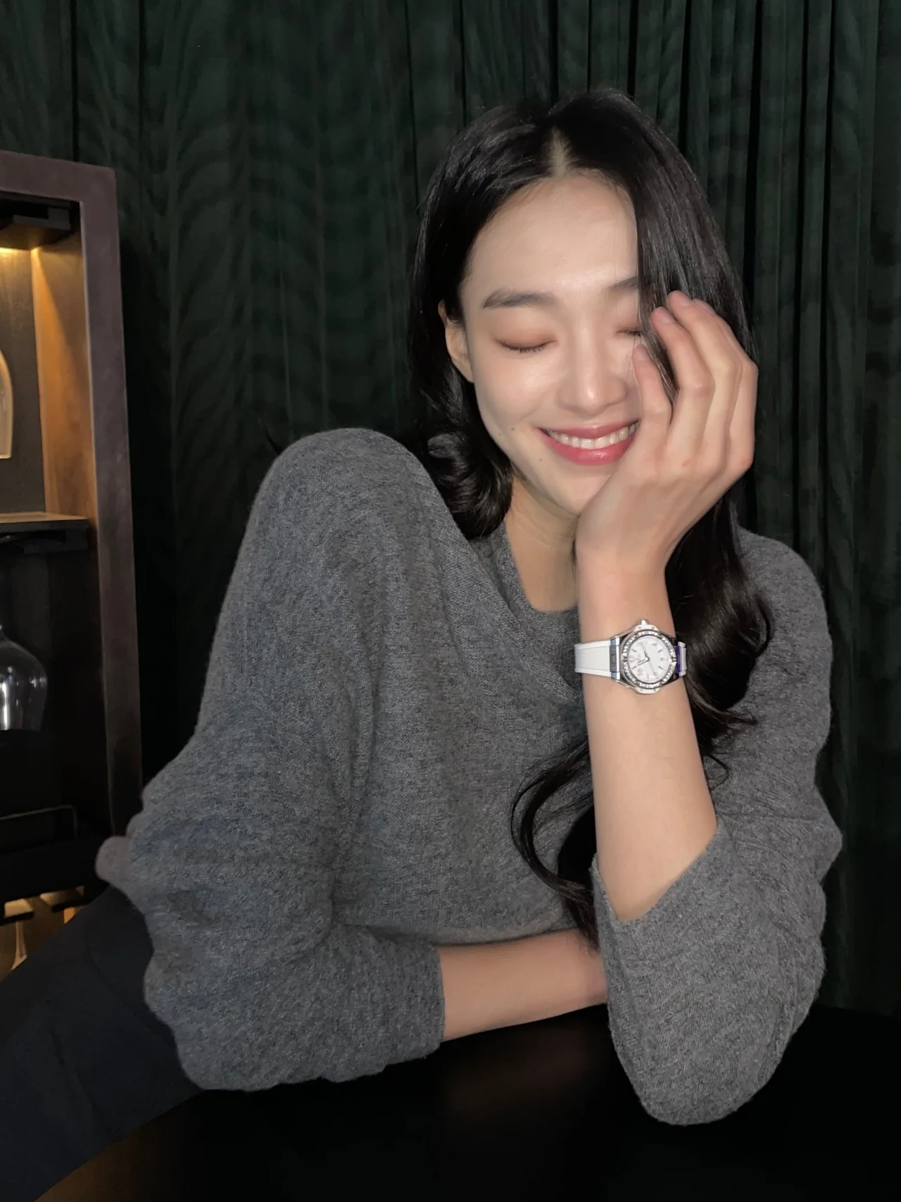 위블로 워치 & 그레이 니트 | 샴페인 잔을 든 채 도도한 눈빛으로 현장을 압도하는 김설희의 럭셔리 모먼트 /사진=김설희 인스타그램