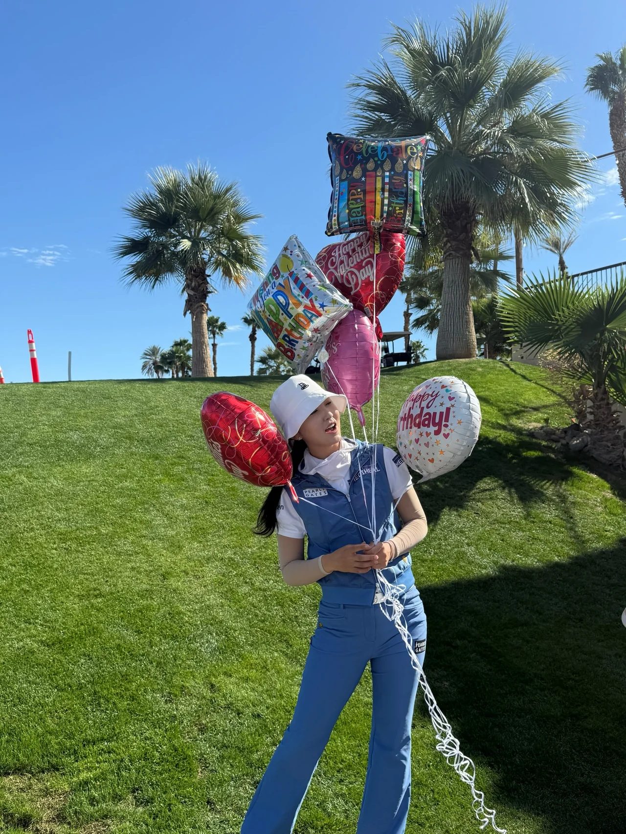 스카이 블루 베스트 | 필드 위 청량감을 극대화하는 파리게이츠 베스트와 올블루 톤온톤 매치 /사진=프로골퍼 이예원 인스타그램