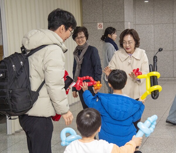 지난 2월 7일(토) 용산아트홀에서 열린 ‘초등 행복한 첫걸음, 함께하는 축제’에 참석한 박희영 용산구청장이 아이들과 인사 모습(사진제공=용산구청)