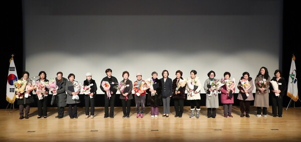 박희영 용산구청장이 ‘2026년 용산구 통·반장 역량강화 교육’에서 모범 통·반장과 기념 촬영 모습(사진제공=용산구청)