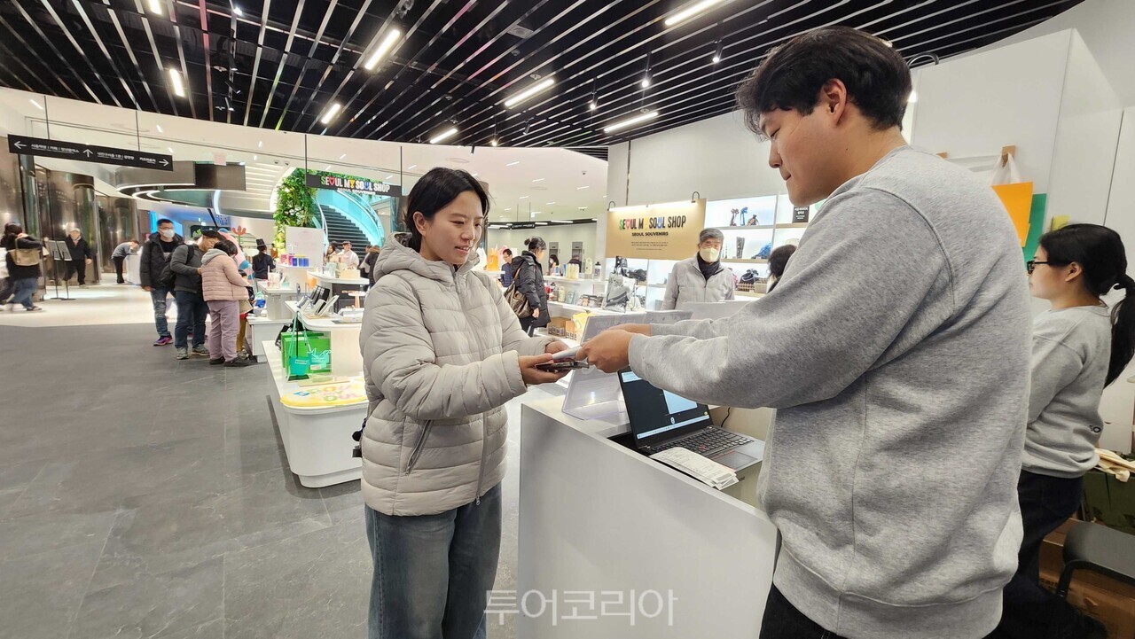 방한 중국인 관광객이 서울굿즈를 구매하고 있다 / 사진-서울관광재단