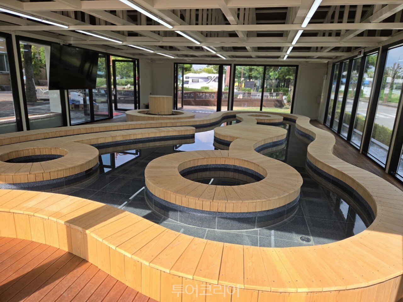 추사고택 설경 덕산온천관광지 족욕장 내 예당호 출렁다리 / 사진-예산군