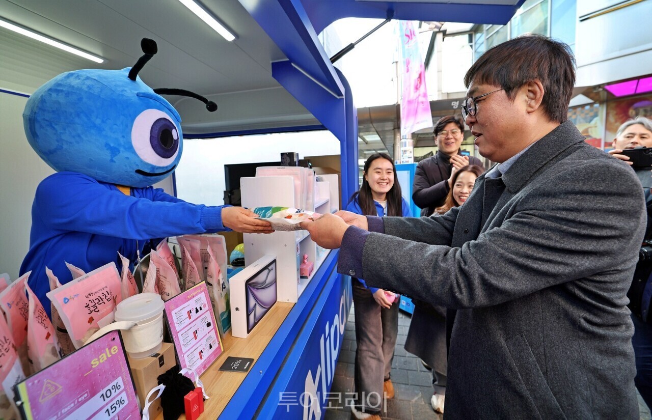 최휘영 문화체육관광부 장관이 15일 서울 중구 명동을 찾아 중국 춘절을 맞아 한국을 방문하는 중국인 관광객을 위해 준비된 환영 이벤트존을 살펴보고 있다./ 사진-문체부