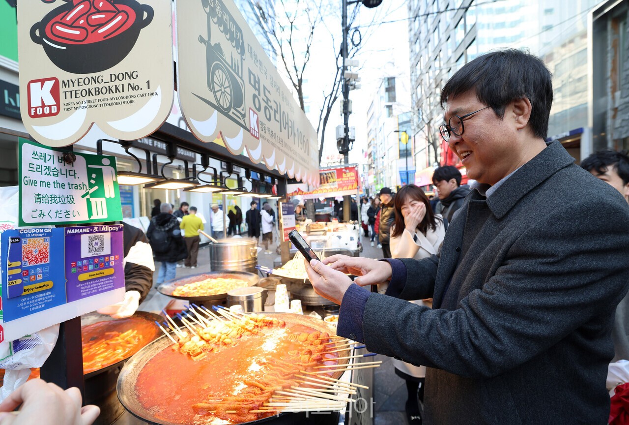 최휘영 문화체육관광부 장관이 15일 역대 최장 중국 춘절 연휴을 맞아 중국인 관광객이 증가할 것을 예상되는 가운데 서울 중구 명동을 찾아 길거리 상점에서 직접 알리페이 결제를 해보고 있다./사진-문체부