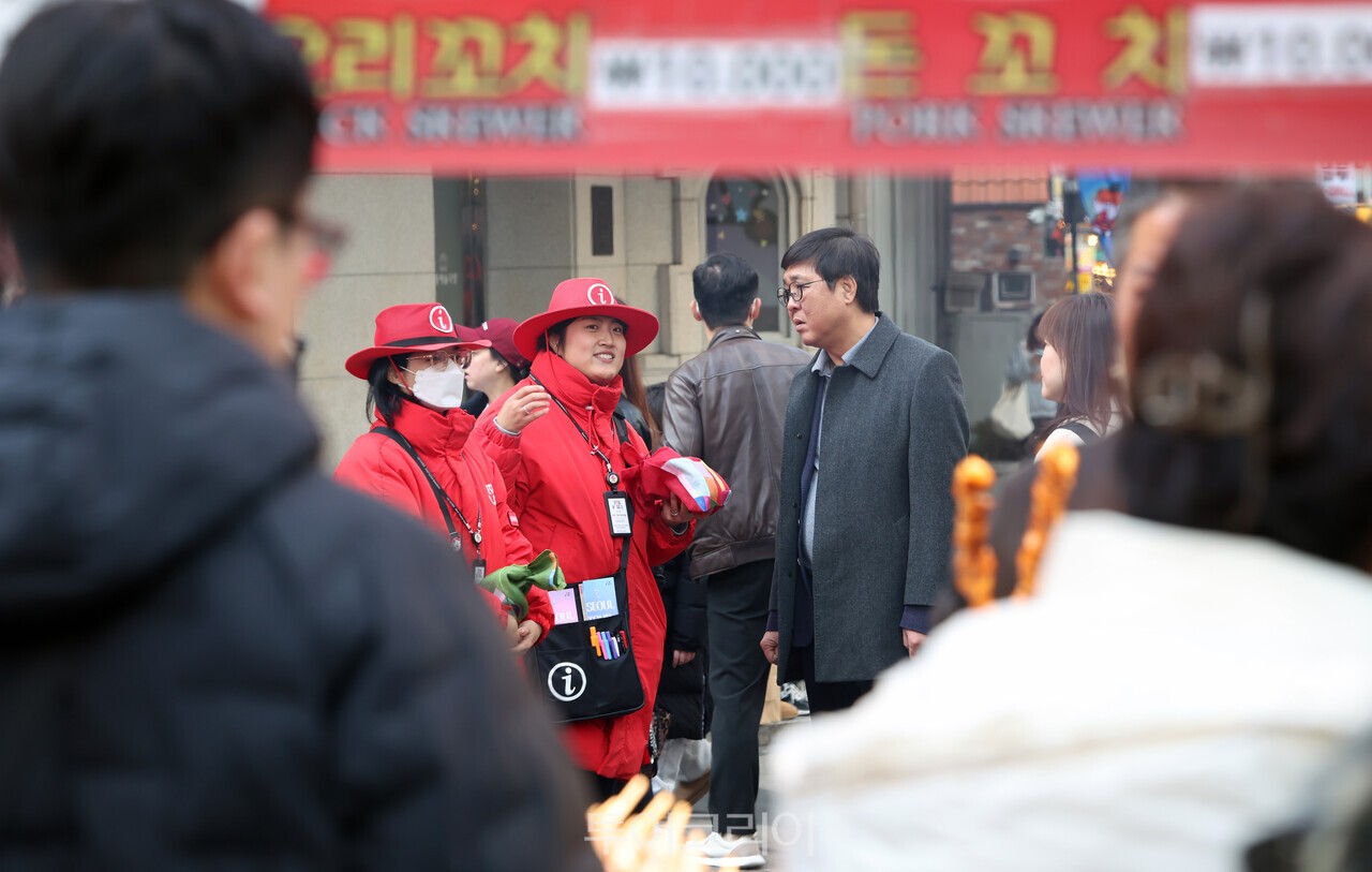 최휘영 문화체육관광부 장관이 15일 역대 최장 중국 춘절 연휴을 맞아 중국인 관광객이 증가할 것을 예상되는 가운데 서울 중구 명동을 찾아 관광안내원과 이야기를 나누고 있다./사진-문체부